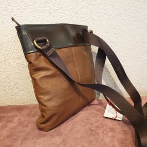 Umhängetasche unisex aus Nubuk – camel/schwarz